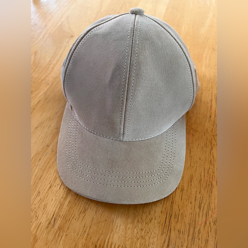 Classic Women's Suede-Look Baseball Cap in Light Gray